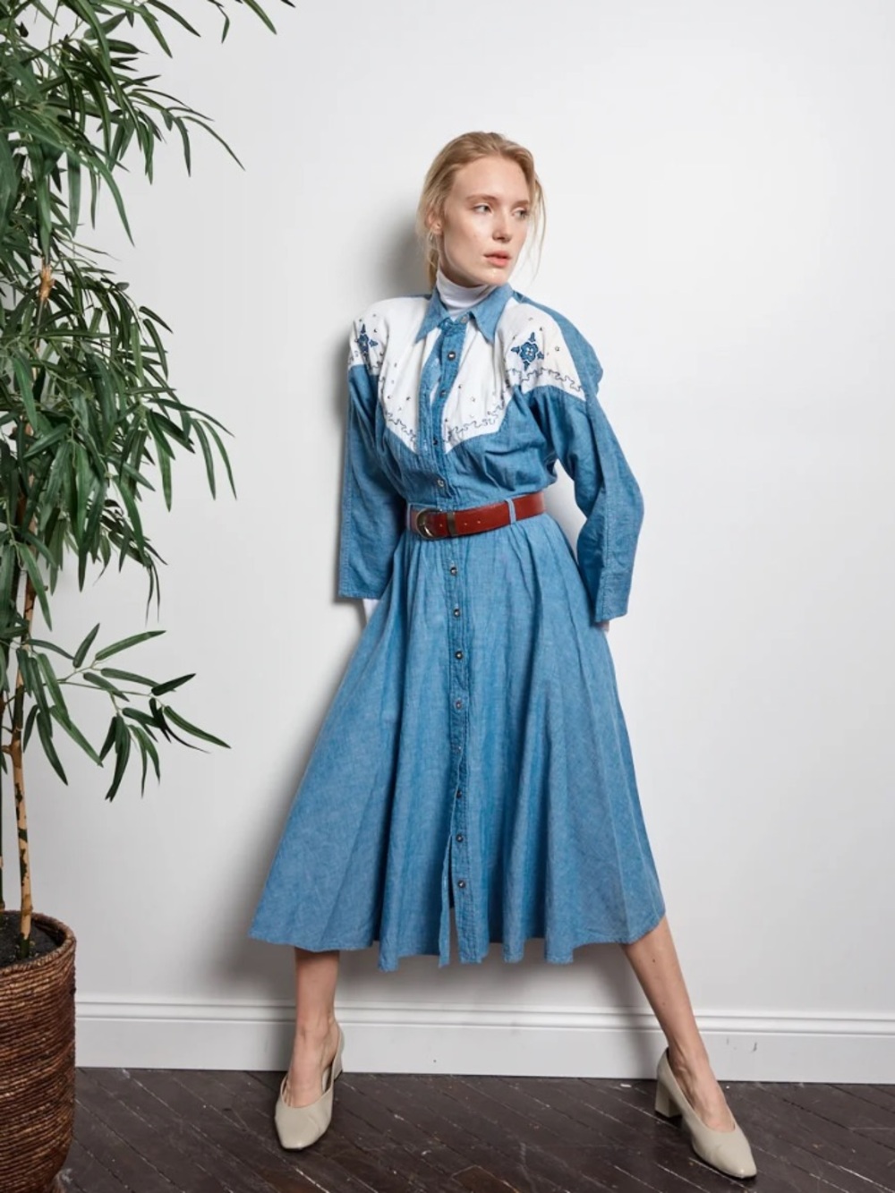 Real Vintage Made in USA Embroidered Chambray Cowgirl Shirt Dress w Belt Cotton - Picture 16 of 16